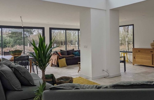 Ferrieres Bed & Breakfast | Contemporary house in a wooded garden