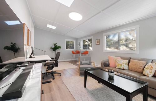 Redwood City House | Contemporary 2-bedroom house with large backyard in tranquil Redwood City