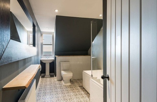 Dunbar Apartment | Contemporary 2-bedroom, third-floor holiday apartment featuring sea views.