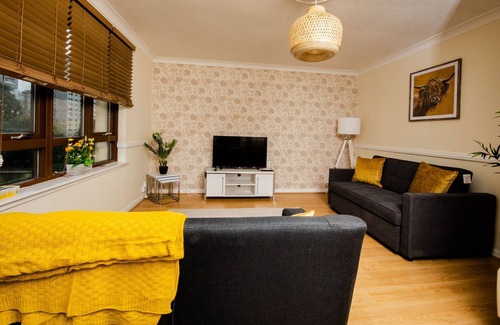 Coatbridge House | Contemporary 3-Bedroom Apartment in Coatbridge