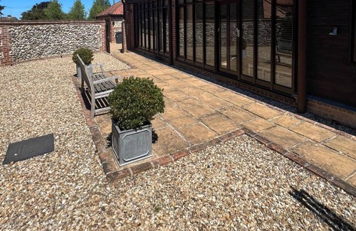 Fakenham House | Contemporary Barn Set In A Tranquil Location