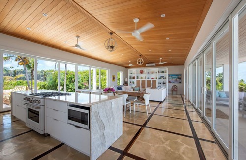 Savannah Sound House | Contemporary Beachfront Escape with Private Pool on Windermere's World-Famous Pink Sand Beach