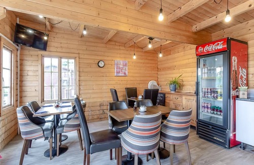 Hewas Water Cottage | Contemporary cottage with one double and one with bunks.