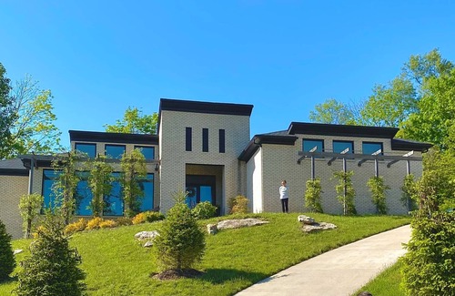 Crestwood House | CONTEMPORARY DERBY RETREAT WITH THREE PRIMARY SUITES!!
