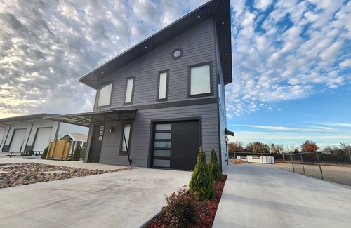 Jenkins House | Contemporary Highway Hideaway in Marionville