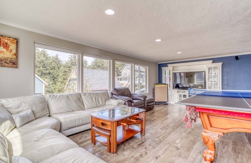 Nelscott House | Contemporary home with luxurious, granite-topped kitchen and amazing ocean views