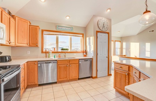 Waves House | Contemporary house with pool, hot tub, central AC, washer/dryer, deck, & balcony