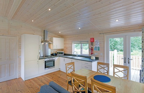 Saddleworth Ski Chalet | Contemporary lodge with one master double with flatscreen TV and en suite shower/W.