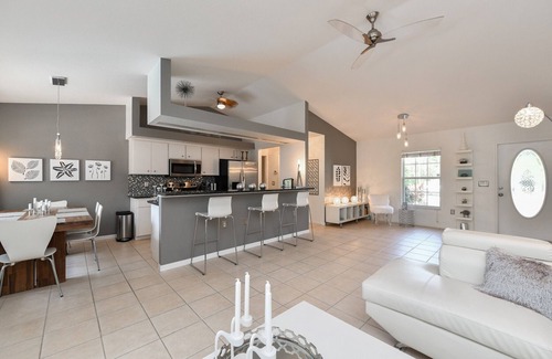 South Venice House | Contemporary Pool Villa I - just few minutes to Beach - heated Pool & Spa, WiFi!