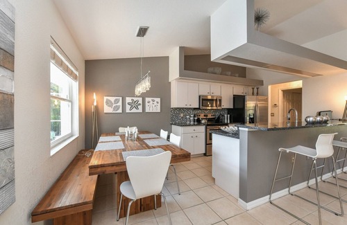 South Venice House | Contemporary Pool Villa I - just few minutes to Beach - heated Pool & Spa, WiFi!