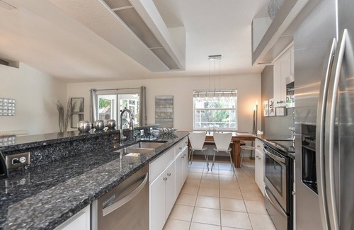 South Venice House | Contemporary Pool Villa I - just few minutes to Beach - heated Pool & Spa, WiFi!