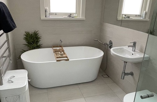 Randwick House | Contemporary sanctuary minutes to Sydney beaches, CBD, SCG and Centennial Park