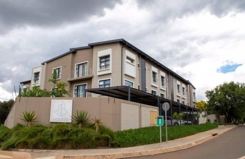 Menlo Park Apartment | Contemporary Spacious & Comfortable Apartment