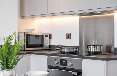 Barnt Green Apartment | Contemporary Studio near NEC & Airport, Free Parking