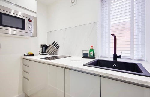 Westbourne Apartment | Contemporary Suite Close to The Beach