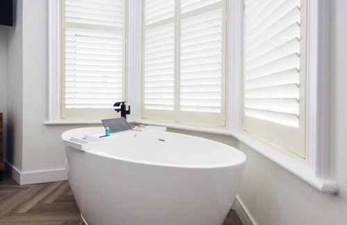 Westbourne Apartment | Contemporary Suite Close to The Beach