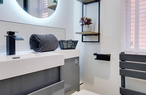 Westbourne Apartment | Contemporary Suite Close to The Beach