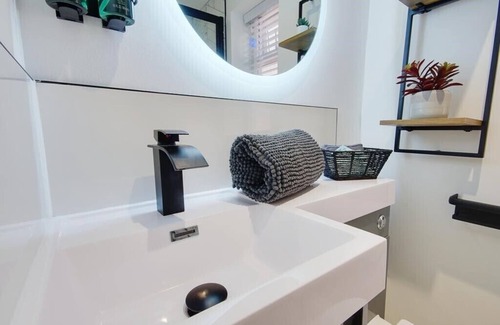 Westbourne Apartment | Contemporary Suite Close to The Beach