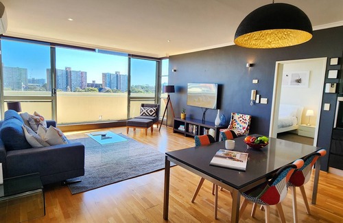 Redfern Apartment | Contemporary Top Floor Apartment with City Views