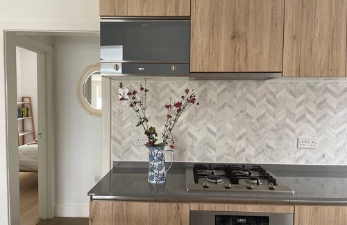 Kensal Green Apartment | Contemporary two bed flat with off street parking