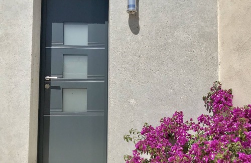 Martigues House | Contemporary villa by the sea in Carro