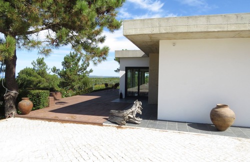 Meco House | Contemporary villa with pool, south of Lisbon, stunning views in Aldeia do Meco