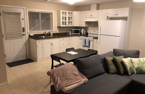 Walnut Grove House | Contemporary Walnut Grove Suite