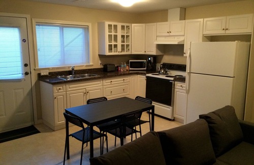 Walnut Grove House | Contemporary Walnut Grove Suite