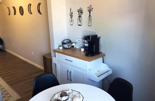 Cleveland Apartment | Conteporary Upgraded DT CLE 2br Apt - Sleeps 6-7!