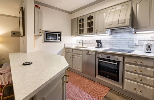 Vail Apartment | Convenience + Style! 2 Queen Beds, Walk Everywhere