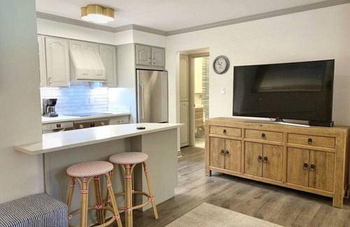 Vail Apartment | Convenience + Style! 2 Queen Beds, Walk Everywhere