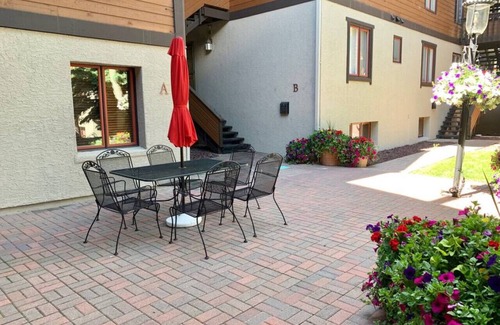 Vail Apartment | Convenience + Style! 2 Queen Beds, Walk Everywhere