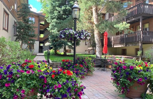 Vail Apartment | Convenience + Style! 2 Queen Beds, Walk Everywhere