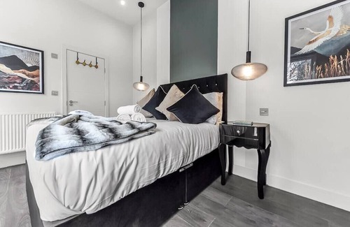 Seven Sisters Apartment | Convenient 2BR 2BA | near Tube Station