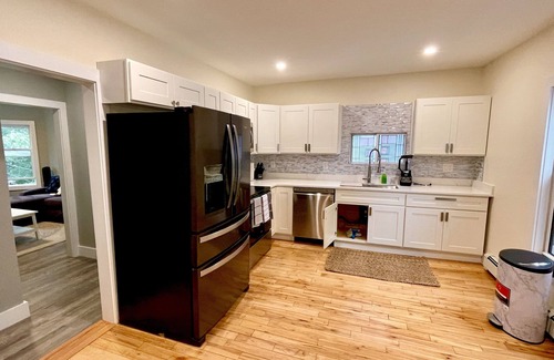 East Somerville Apartment | ★Convenient 3BR apt.|modern w/a splash of Glam! ★
