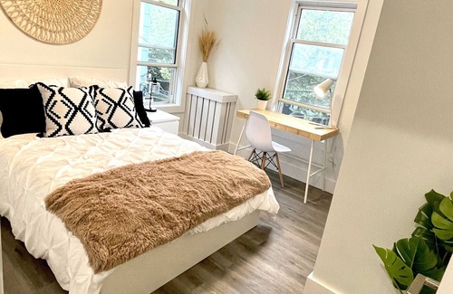 East Somerville Apartment | ★Convenient 3BR apt.|modern w/a splash of Glam! ★