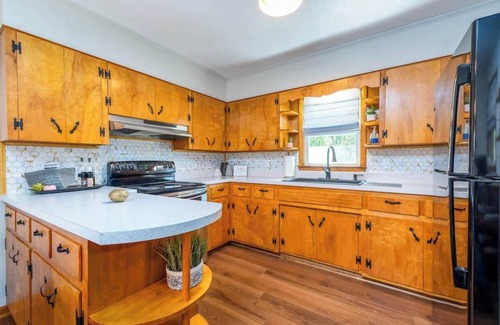 Parsons House | Convenient Mid Century Sleeps 6 in Parsons, TN