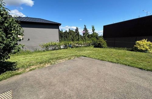 Tukwila House | Convenient modern 2br home, 5 mins from airport.