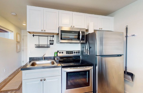 Evergreen Apartment | Conveniently located condo with full kitchen, W/D & TV's