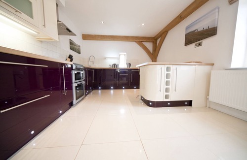 Yarmouth House | Converted Luxury Barn With Hot Tub