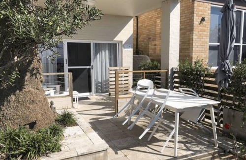 Coogee Apartment | Coogee- COOG2 Dundas Street - Coastal Garden Apartment with Ocean Views Courtyard Near Coogee Beach