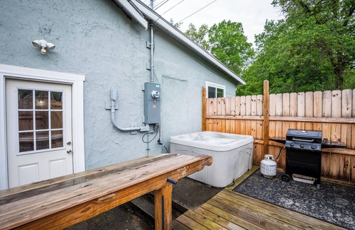 Fayetteville Cabin | Cool cabin in Fayetteville 1 mile from downtown, Hot Tub