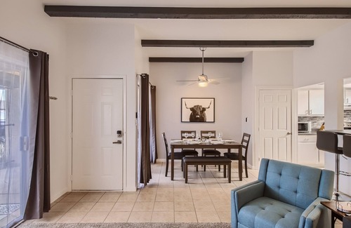 Tempe House | Cool & Comfy Tempe Townhome - Walk to Sloan Park, min to ASU, Town Lake or Mill!