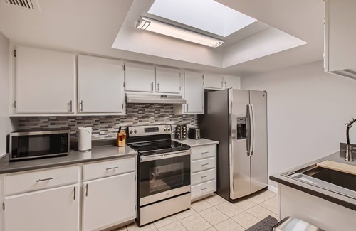 Tempe House | Cool & Comfy Tempe Townhome - Walk to Sloan Park, min to ASU, Town Lake or Mill!