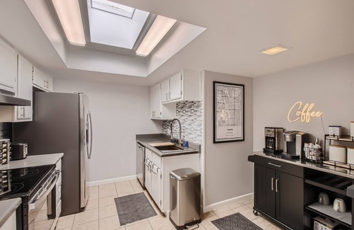 Tempe House | Cool & Comfy Tempe Townhome - Walk to Sloan Park, min to ASU, Town Lake or Mill!