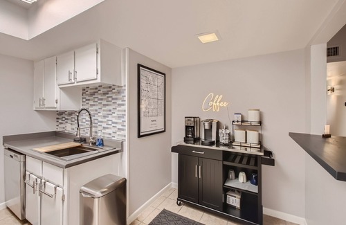 Tempe House | Cool & Comfy Tempe Townhome - Walk to Sloan Park, min to ASU, Town Lake or Mill!