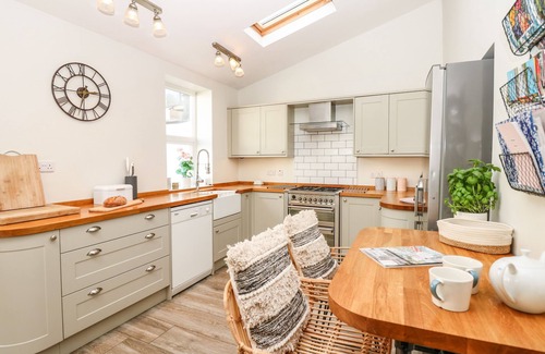 Instow Cottage | COOL STONE COTTAGE, pet friendly, country holiday cottage in Instow