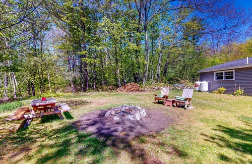 Roxbury Cabin | Coos Canyon- Firepit, Swimming Hole & Dog-Friendly