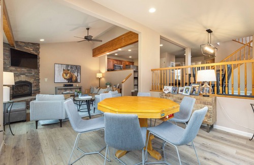 East Village at Copper House | Copper Mt. 4 bd Home, WALK to LIFT, Private HOT TUB, Sleeps 10, W/D, Garage