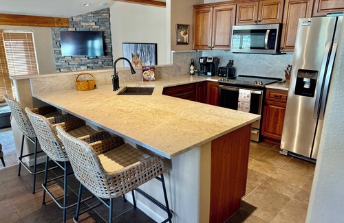 East Village at Copper House | Copper Mt. 4 bd Home, WALK to LIFT, Private HOT TUB, Sleeps 10, W/D, Garage